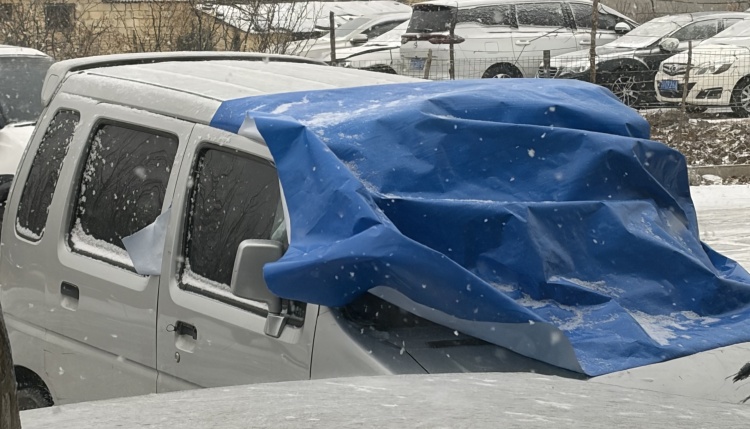 Application de bâches en PE pour couvrir les véhicules par temps de neige
